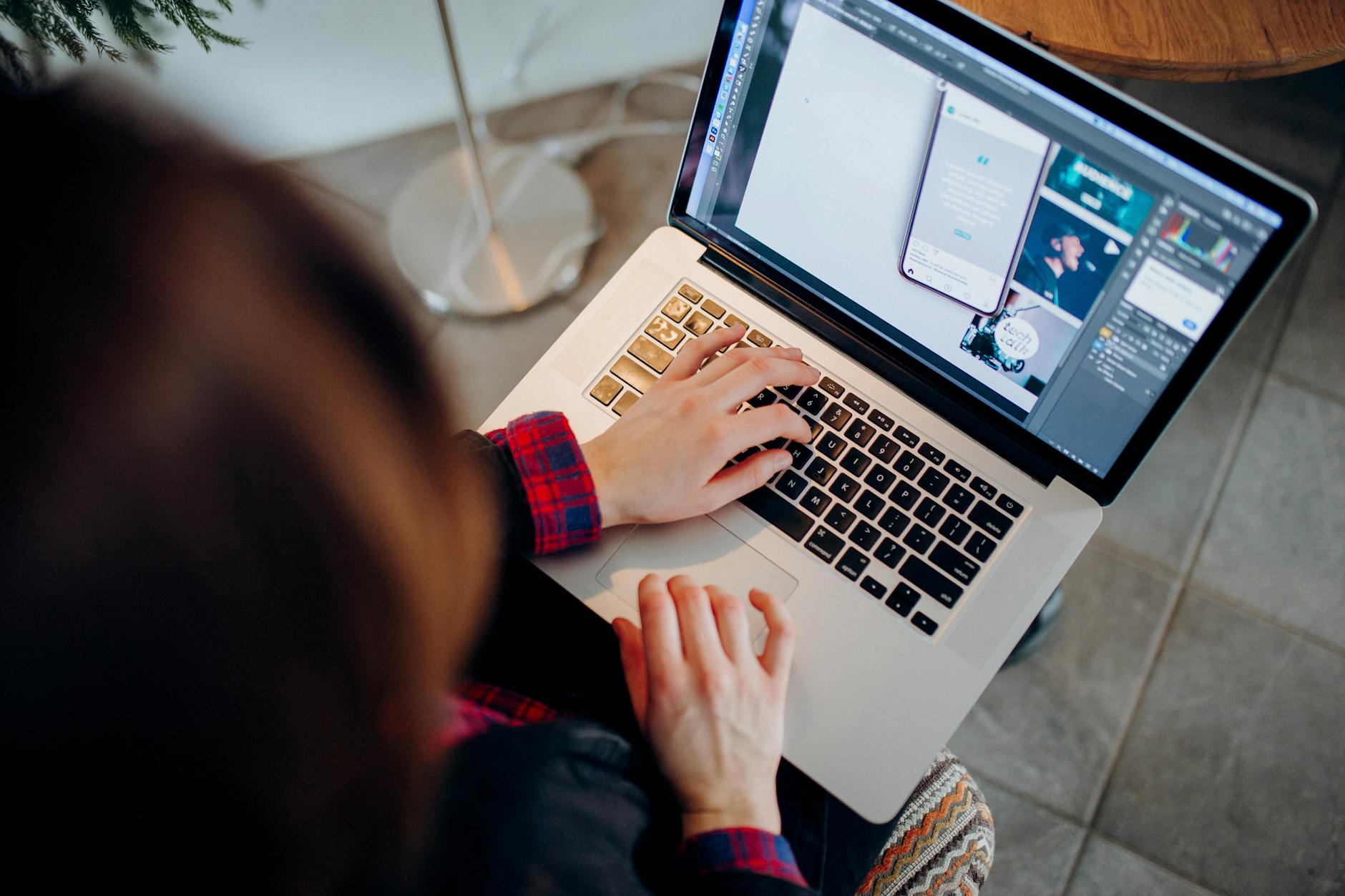 Libero professionista con Partita IVA che lavora al laptop